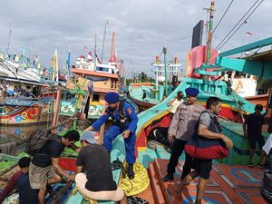 Kapal Nelayan di Perairan Paciran Lamongan Terbalik, 4 ABK Selamat