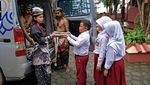 Aksi Unik Relawan Berbusana Warokan Bagikan Makan Bergizi di Sekolah