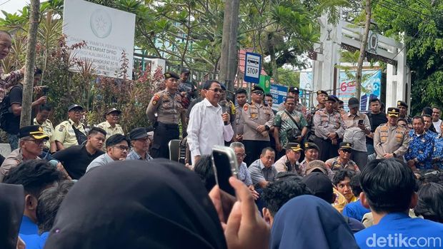 Aksi unjuk rasa mahasiswa se-Kalsel menolak Pilkada tak langsung, di depan Gedung DPRD Kalsel, Senin (19/1/2026).