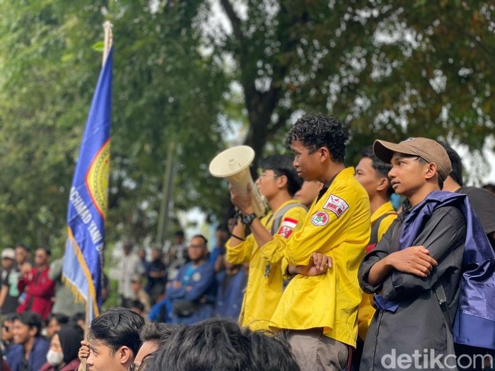 Aksi unjuk rasa mahasiswa se-Kalsel menolak Pilkada tak langsung, di depan Gedung DPRD Kalsel, Senin (19/1/2026).