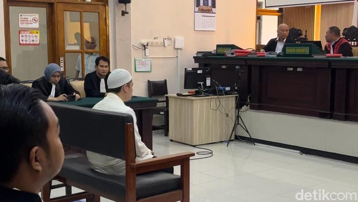 Alvi Maulana pemutilasi pacarnya saat sidang di PN Mojokerto