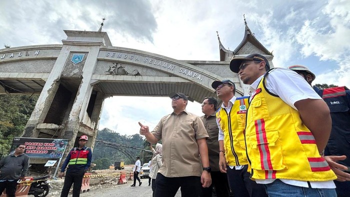 Andre Rosiade meninjau progres perbaikan jalan nasional di kawasan Lembah Anai, Tanah Datar, Sumatra Barat (Sumbar). (Dok. ist)