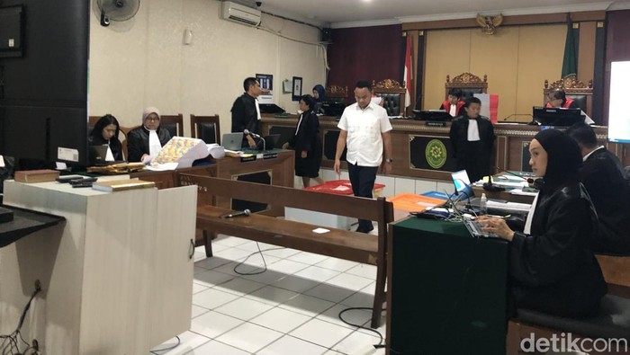 Anggota DPRD Kabupaten Sleman periode 2019-2024, Raudi Akmal hadir dalam sidang kasus dugaan korupsi Dana Hibah Pariwisata Kabupaten Sleman tahun 2020, Senin (19/1/2026).