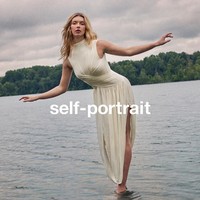 Apple Martin kembali dipercaya untuk jadi model Self-Portrait di 2026. Dalam postingan di media sosialnya, brand tersebut mengunggah serangkaian foto Apple membawakan koleksi busana terbaru mereka. Foto: Instagram @mrselfportrait