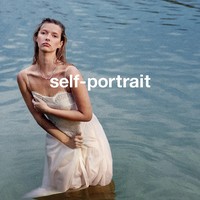 Potret Apple Martin Jadi Model Fashion, Disebut Bak Kembaran Gwyneth Paltrow