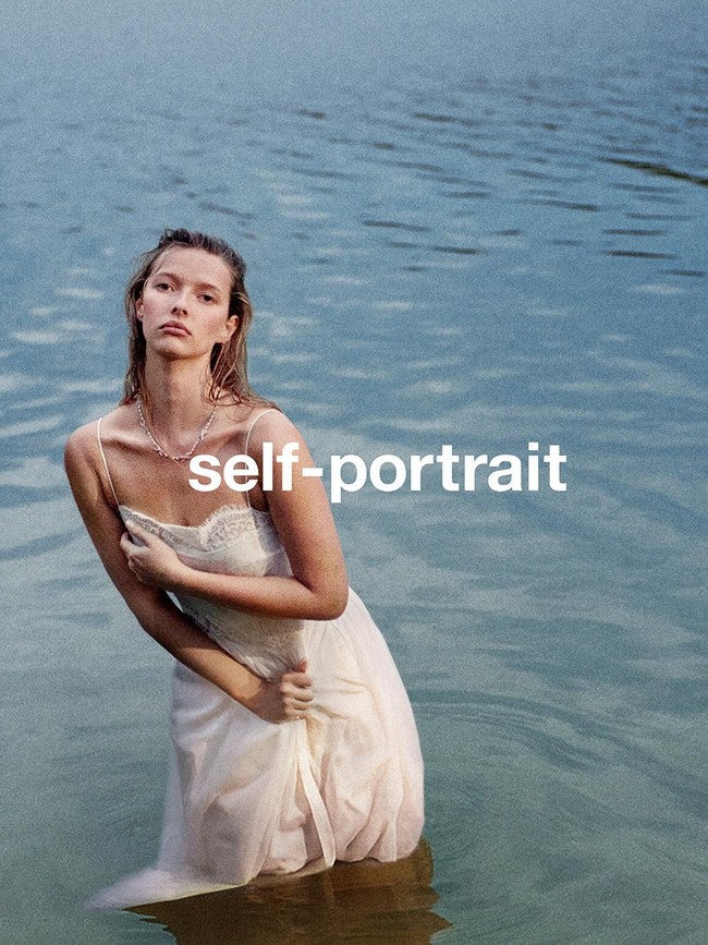 Potret Apple Martin Jadi Model Fashion, Disebut Bak Kembaran Gwyneth Paltrow