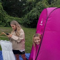 Apple Martin pertama kali diumumkan sebagai model Self-Portrait pada September tahun lalu. Setelahnya ia juga pernah tampil bersama sang ibu untuk koleksi musim gugur GapStudio. Foto: Instagram @mrselfportrait