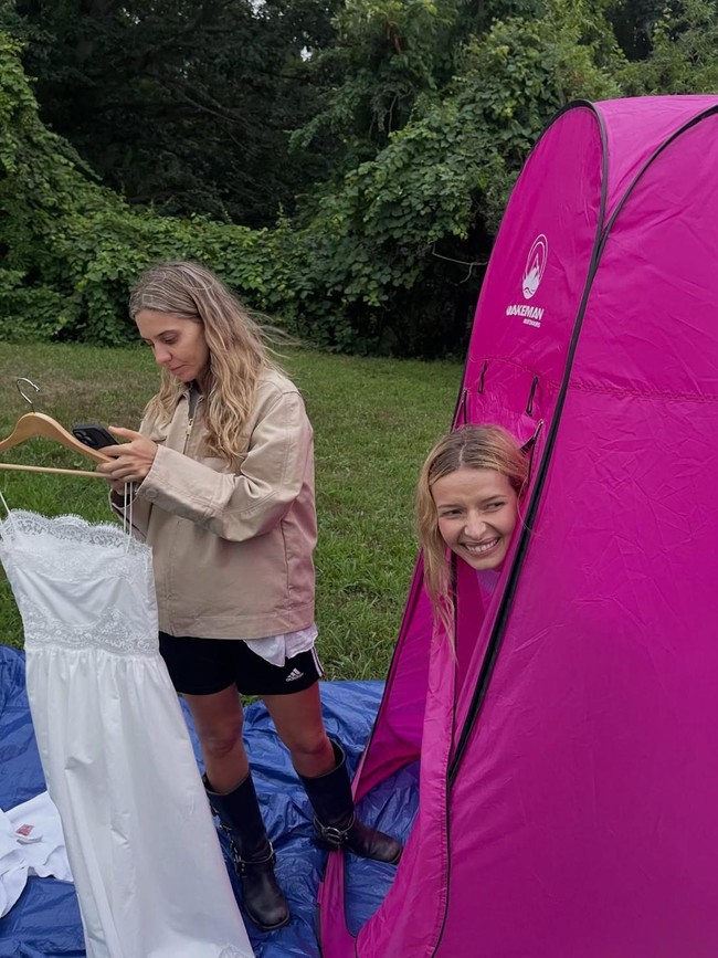 Apple Martin pertama kali diumumkan sebagai model Self-Portrait pada September tahun lalu. Setelahnya ia juga pernah tampil bersama sang ibu untuk koleksi musim gugur GapStudio. Foto: Instagram @mrselfportrait