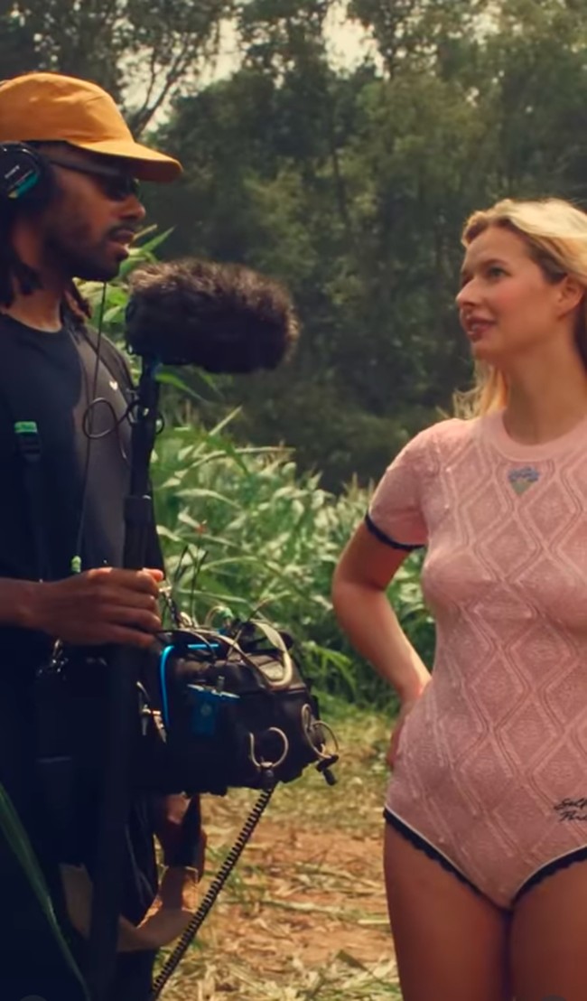 Wanita 21 tahun tersebut tampaknya tertarik mengikuti jejak orang tua di industri hiburan. ibunya sendiri mengaku terkesan ketika melihat sang putri berpose di depan kamera. Foto: Instagram @mrselfportrait