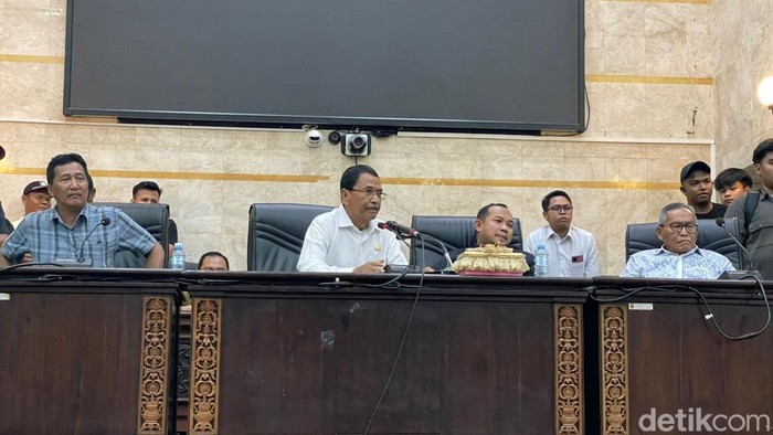 Audiensi antara Ketua DPRD Kalsel Supian HK dan jajaran bersama mahasiswa se-Kalsel.