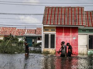 Dinding Rumah Warga Green Lavender Bekasi Jebol gegara Diterjang Banjir Seleher