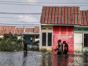 Dinding Rumah Warga Green Lavender Bekasi Jebol gegara Diterjang Banjir Seleher