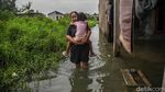 Banjir Dua Pekan Rendam Kampung Tambun Permata, Warga Bertahan di Tengah Genangan