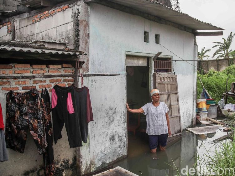 Banjir Dua Pekan Rendam Kampung Tambun Permata, Warga Bertahan di Tengah Genangan
