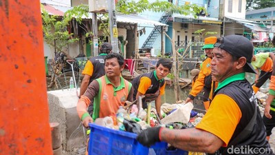 Banjir Surut, Petugas DLH Bersihkan Sampah di Kampung Rawa Indah