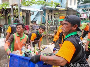 Banjir Surut, Petugas DLH Bersihkan Sampah di Kampung Rawa Indah