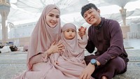 Momen kebersamaan Denny Caknan, Bella Bonita, dan Cunda di pelataran Masjid Nabawi, Madinah, Arab Saudi. (Foto: dok Instagram denny_caknan)