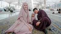 Denny Caknan dan Bella Bonita turut mengajak anaknya, Cunda. (Foto: dok Instagram denny_caknan)