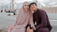 Denny Caknan dan Bella Bonita berada di Tanah Suci beberapa hari kemarin. Mereka umrah. (Foto: dok Instagram denny_caknan)
