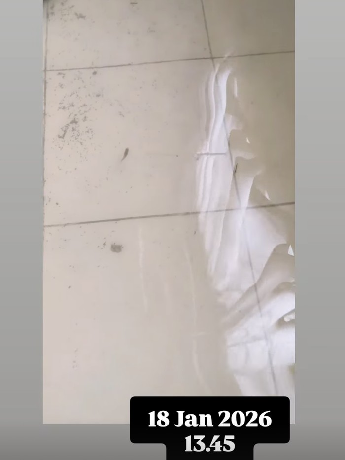 Kondisi dalam rumah komika Bintang Timur saat banjir menerjang Bekasi.