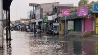 Suasana di sekitar rumah Bintang Timur yang berada di kawasan Perumnas 3, Bekasi Timur, sekitar jam 6 sore. Air sudah mulai surut dan bisa dilewati motor. Foto: Instagram @abintangtimur