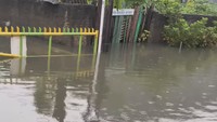 Inilah penampakan air di luar rumah Bintang Timur. Foto: Instagram @abintangtimur