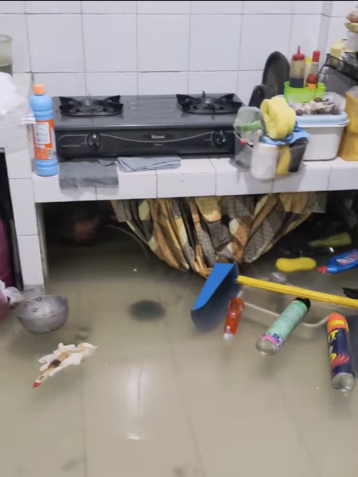 Kondisi dalam rumah komika Bintang Timur saat banjir menerjang Bekasi.