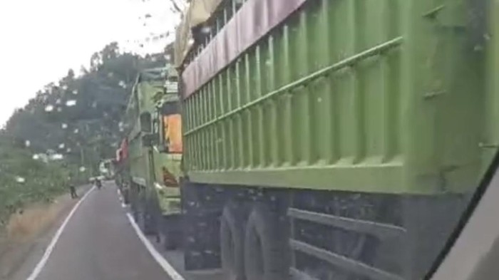 Jalan Poros Bone-Maros di Taccipi Macet Parah gegara Truk Patah As Roda