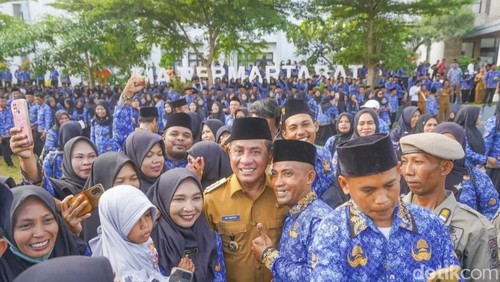 Bupati Bima, Ady Mahyudi bersama PPPK paruh waktu yang dilantik di kantor Pemkab Bima, Senin (19/1/2026). (Dok. Rafiin/detikBali)