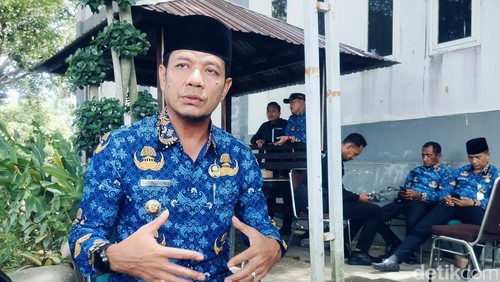 Bupati Dompu Bambang Firdaus saat ditemui di halaman kantornya, Senin (19/1/2026). (Faruk)