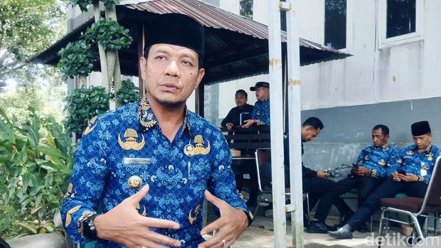 Bupati Dompu Bambang Firdaus saat ditemui di halaman kantornya, Senin (19/1/2026). (Faruk) Bupati Dompu Bambang Firdaus saat ditemui di halaman kantornya, Senin (19/1/2026). (Faruk)