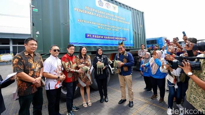 Bupati Ipuk Saat Melepas Ekspor Ikan Kalengan PT. Pasifik Harvest pada April 2025 lalu.
