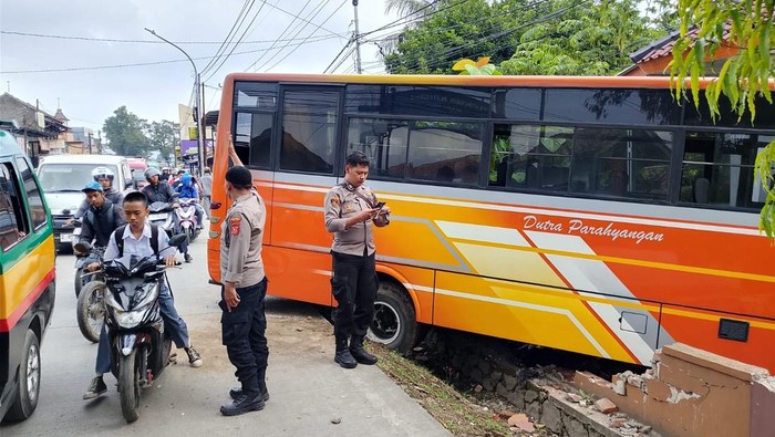 Bus karyawan menabrak masjid hindari bocah SMP Kebut-kebutan