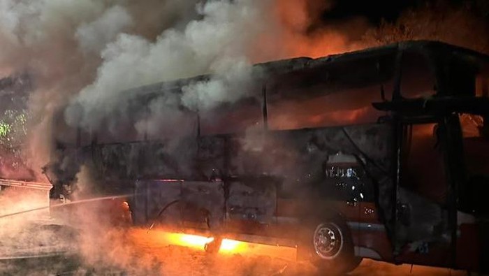 Bus Rosalia Indah Hangus Terbakar di Tol Sragen