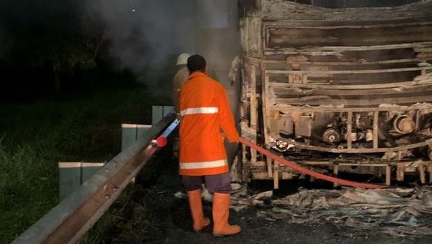 Bus Rosalia Indah terbakar di ruas Tol Sragen, Senin (19/1) dini hari