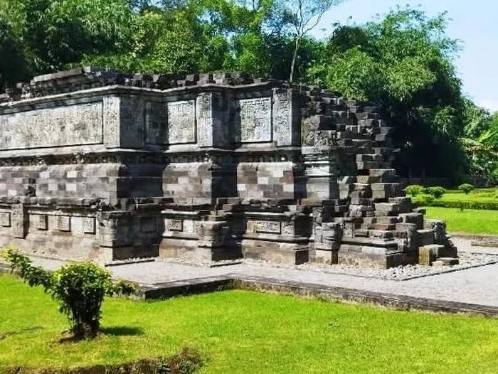 Berlokasi di Desa Canggu, Kec: Badas, Kediri, Jawa Timur. Salah satu tempat yg memiliki nilai histori yg tinggi untuk warga kediri dan sekitarnya. Candi ini merupakan peninggalan kerjaan Kadiri pada masa jayanya.