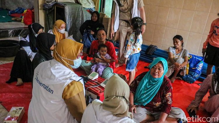 Cegah Penyakit Pascabanjir, Nakes Turun ke Pengungsian Rawa Indah