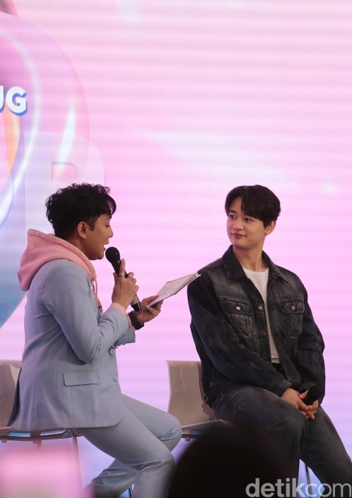Member SHINee Choi Minho saat menghadiri acara KOREA 360 X HUGH K-Pop Meet & Greet di Lotte Mall, Jakarta Selatan, Minggu (18/1/2026).