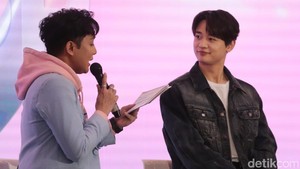 Selama sesi chit-chat, banyak Shawol yang menyuarakan rasa kangennya melihat SHINee konser di Jakarta lagi. 