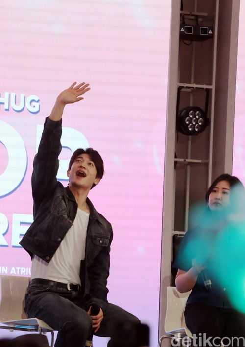 Member SHINee Choi Minho saat menghadiri acara KOREA 360 X HUGH K-Pop Meet & Greet di Lotte Mall, Jakarta Selatan, Minggu (18/1/2026).