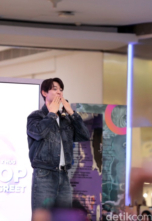 Member SHINee Choi Minho saat menghadiri acara KOREA 360 X HUGH K-Pop Meet & Greet di Lotte Mall, Jakarta Selatan, Minggu (18/1/2026).