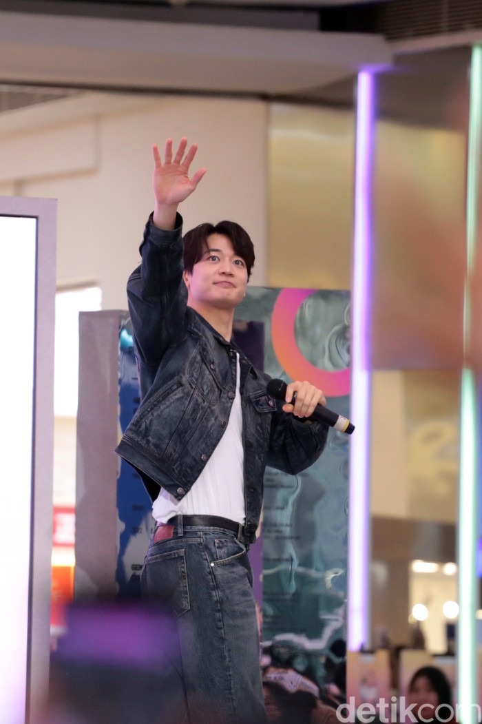 Member SHINee Choi Minho saat menghadiri acara KOREA 360 X HUGH K-Pop Meet & Greet di Lotte Mall, Jakarta Selatan, Minggu (18/1/2026).