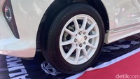 Bergeser ke area kaki-kaki, Lilik memilih velg HSR Ring 14 untuk mempertegas kesan racing. Agar tetap fungsional sebagai mobil harian, ia memutuskan untuk tidak menceperkan mobilnya secara ekstrem. Foto: Dok. Ridwan Arifin