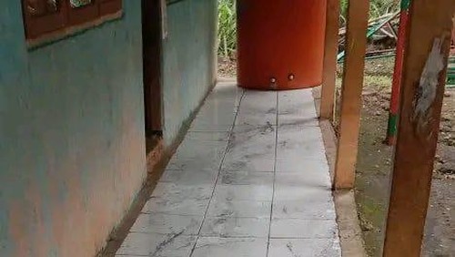 Kondisi bangunan di Desa Leunadung, Kecamatan Omesuri, Kabupaten Lembata, yang penuh debu, Senin (19/1/2026).