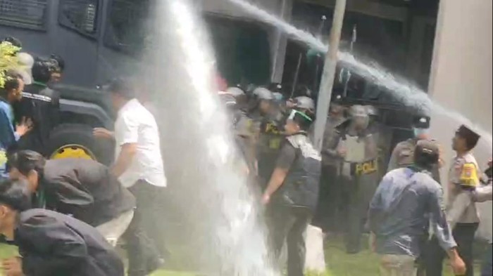 Demo mahasiswa di kantor bupati Bangkalan ricuh
