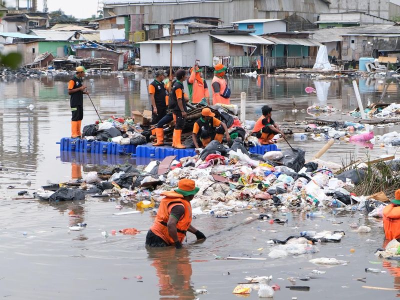 Dinas Lingkungan Hidup (DLH) DKI Jakarta mengangkut sebanyak 137 ton sampah dari kawasan pesisir Tanggul Laut Muara Baru, Jakarta Utara. (dok DLH DKI)