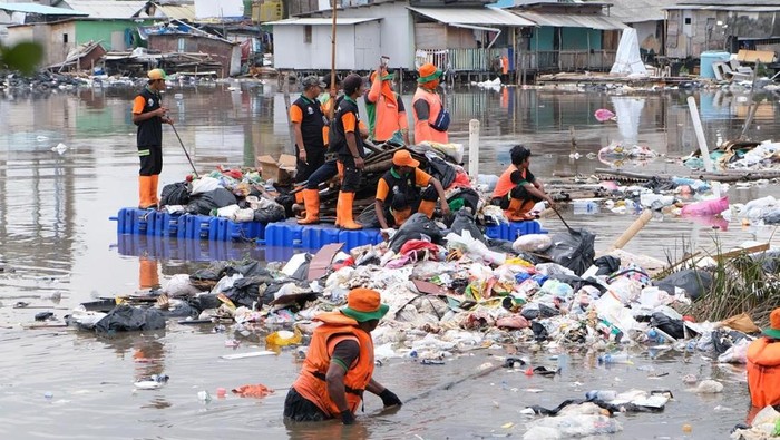 DLH DKI Bakal Proses Hukum Pelaku Buang Sampah Liar di Laut Muara Baru Jakut