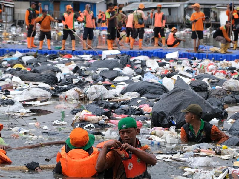 Dinas Lingkungan Hidup (DLH) DKI Jakarta mengangkut sebanyak 137 ton sampah dari kawasan pesisir Tanggul Laut Muara Baru, Jakarta Utara. (dok DLH DKI)