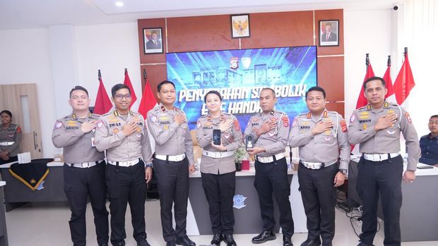 Dir Gakkum Korlantas Polri Brigjen Faizal melakukan pemerataan penyebaran ETLE Mobile Handheld di Ditlantas Polda Sulawesi Tenggara.