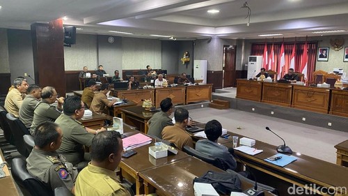 DPRD Karangasem saat melaksanakan rapat kerja dengan Dinas PUPR, Perizinan dan Satpol PP Karangasem terkait bangunan yang diduga langgar aturan, Senin (19/1/2026).